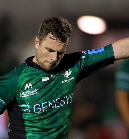 Jack Carty kicks a penalty 1/10/2021