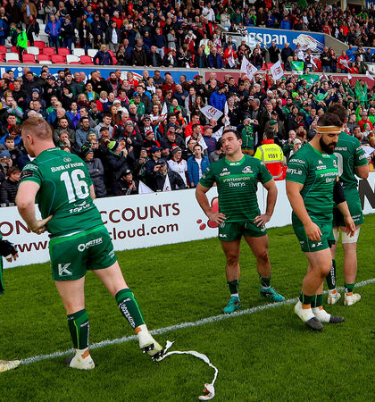 Connacht after the game with their fans 4/5/2019