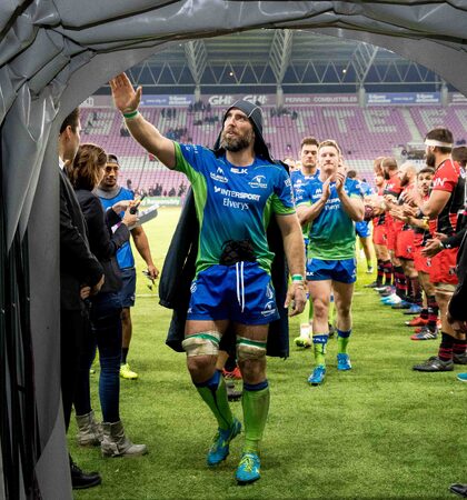 John Muldoon is cheered off the pitch 14/10/2017