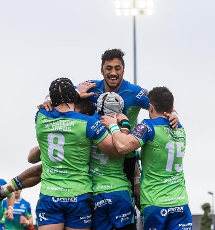 Niyi Adeolokun celebrates scoring a try with teammates 20/1/2018