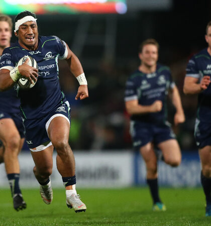 Bundee Aki breaks free to score his side's third try 5/10/2018