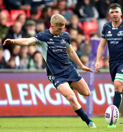 Conor Fitzgerald kicks a penalty 20/10/2018