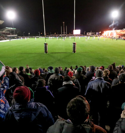 Fans look on as the teams take to the field 28/12/2018