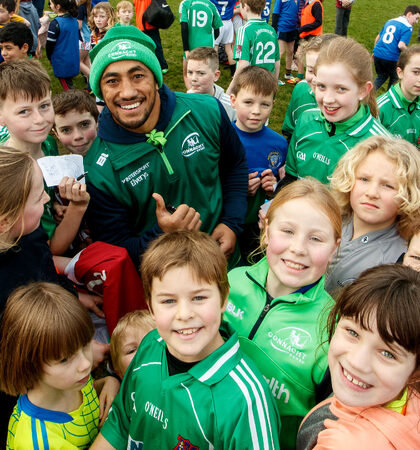 Bundee Aki with children who attended the blitz 8/1/2019