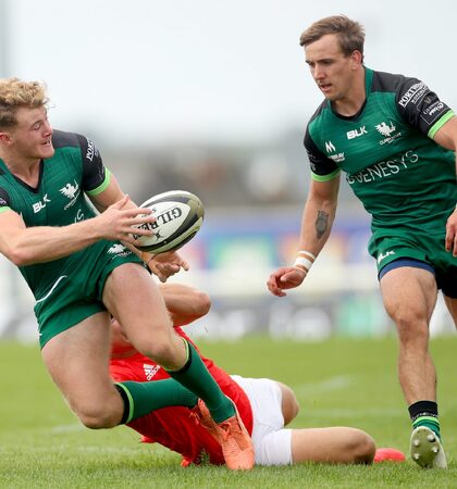 Colm de Buitléar offloads to John Porch 18/9/2020