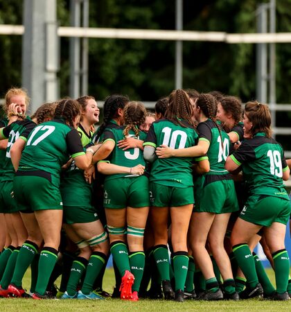 The Connacht team celebrate at the full time whistle 5/9/2021