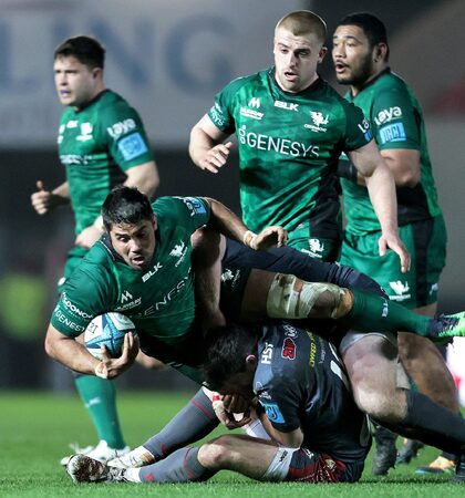 Jarrad Butler is tackled by Dan Jones and Samson Lee 19/2/2022