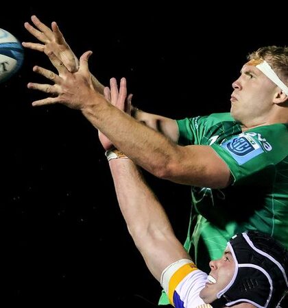 Niall Murray competes in the air with James Ryan 14/10/2022